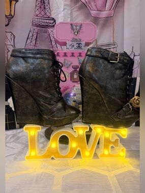 G.U.C Colin Stuart.💛💖

Metallic Gunmetal Lace-Up Wedge Ankle Boots.